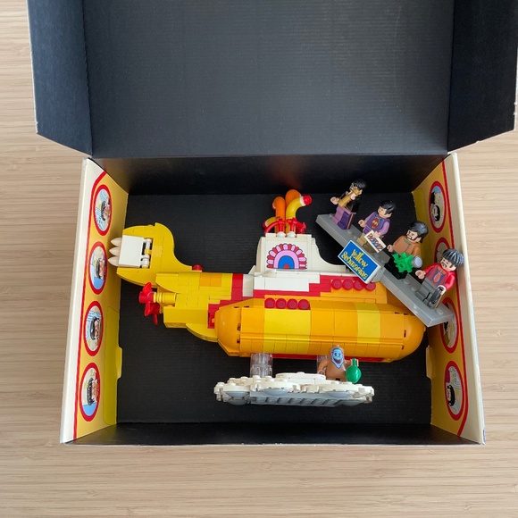 LEGO Ideas: The Beatles Yellow Submarine (21306) - Picture 9 of 9